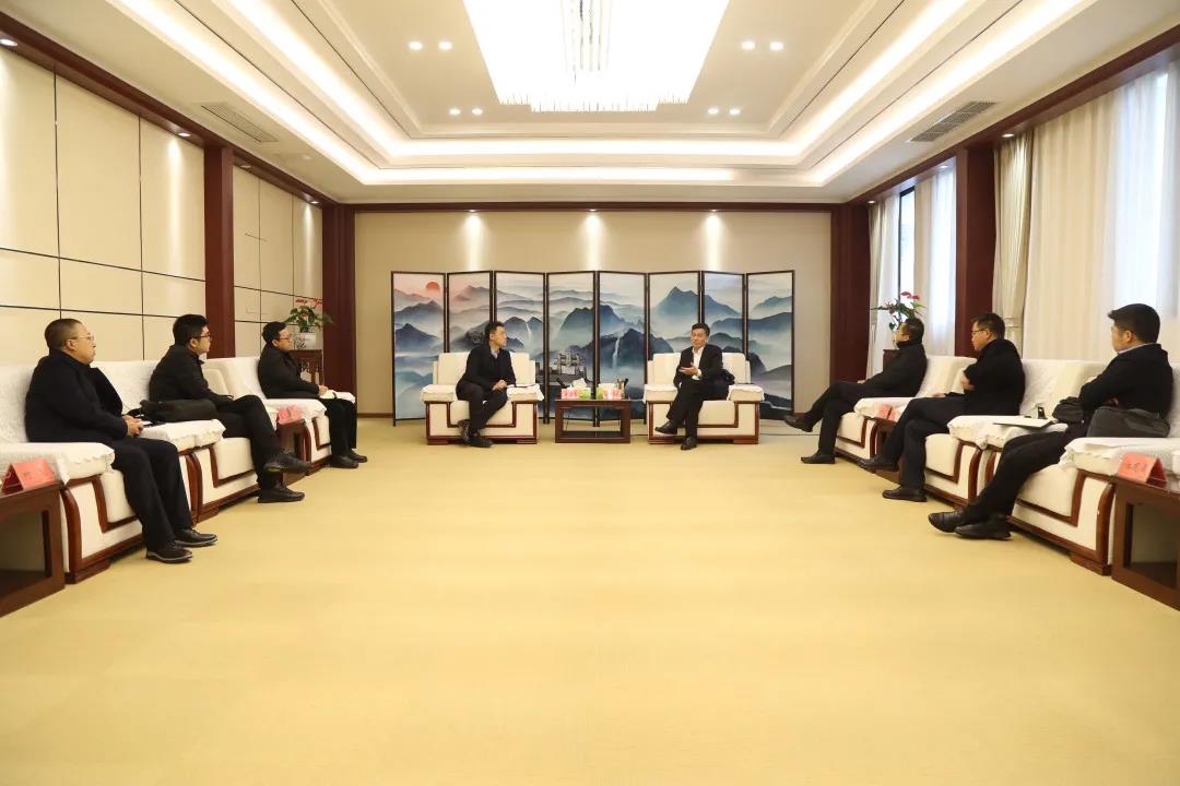 市委书记王乾会见龙湖集团成都公司总经理陈序平一行