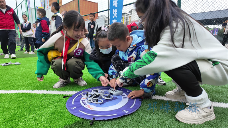 科技体验，社区托管……邛崃多举措化解秋假带娃难题