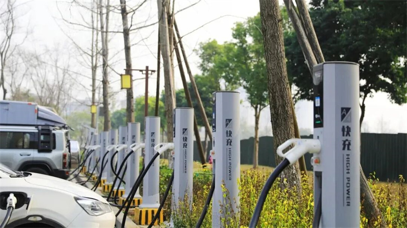 邛崃市251个新充电桩投用